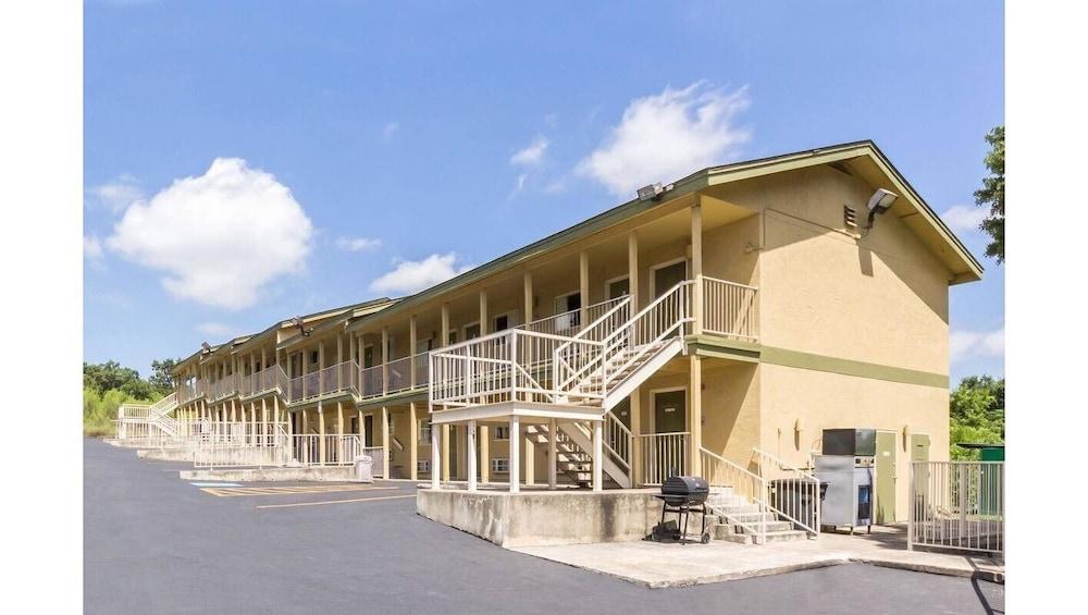 סן אנטוניו Hillview Inn At Six Flags Fiesta מראה חיצוני תמונה